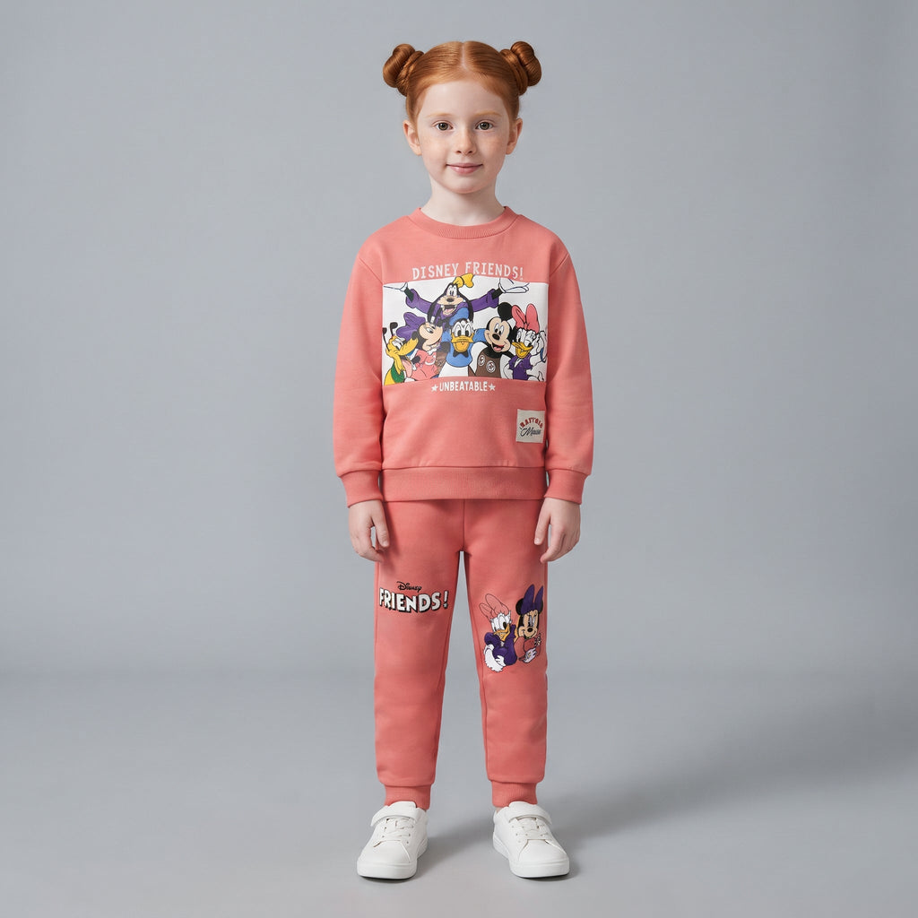 Niña vistiendo conjunto EmpiBy de dos piezas color coral con estampado de personajes Disney Friends y jogger a juego.