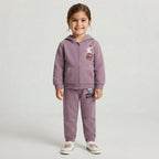 Niña sonriente vistiendo conjunto deportivo de felpa EmpiBy en color malva con estampado de Hello Kitty y amigos