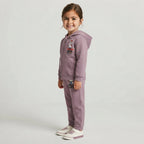 Niña vistiendo conjunto deportivo de felpa morado EmpiBy con estampado de Hello Kitty y sudadera con capucha