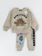 Conjunto de sudadera y pantalón EmpiBy color beige con estampado de dinosaurios skaters y texto Dinosaur Fan Club