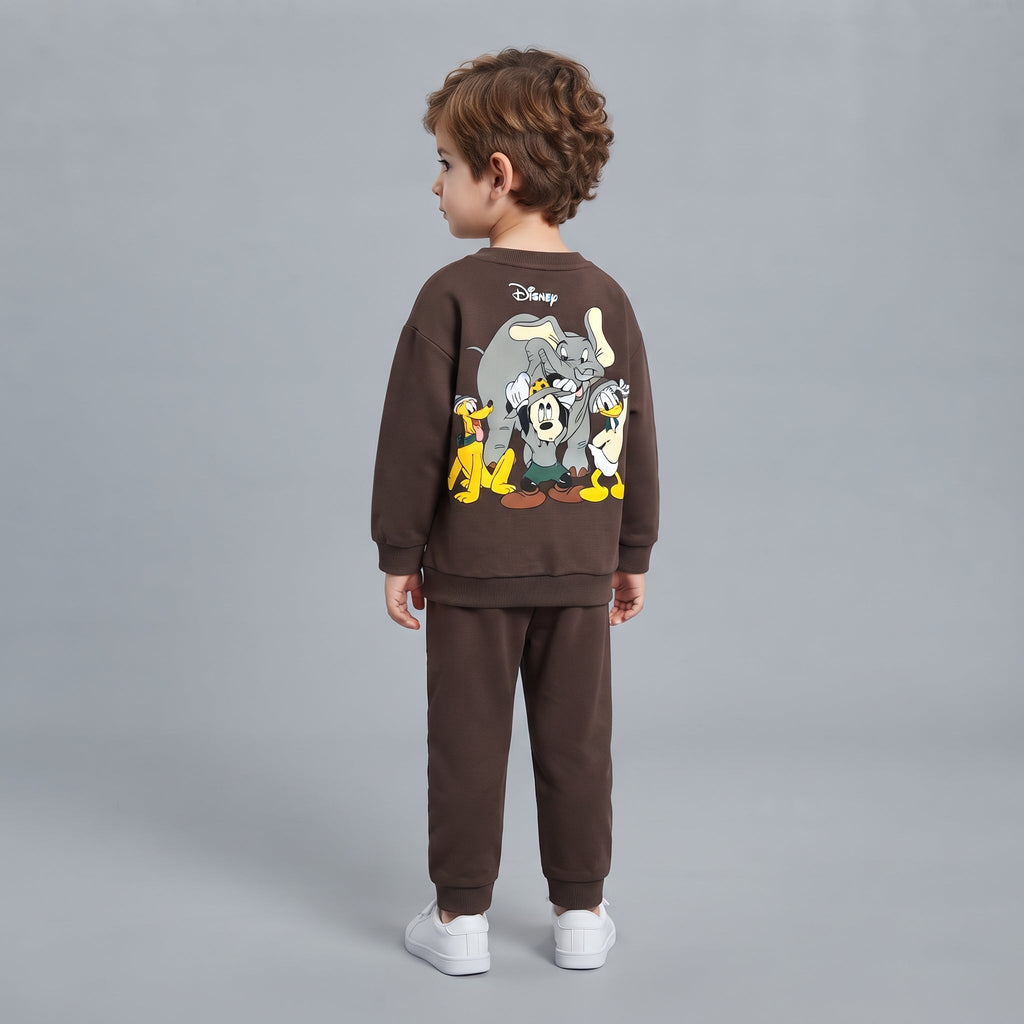 Niño de espaldas vistiendo conjunto EmpiBy de sudadera y pantalón marrón con estampado de personajes clásicos Disney