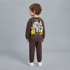 Niño de espaldas vistiendo conjunto EmpiBy de sudadera y pantalón marrón con estampado de personajes clásicos Disney
