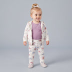 Niña pequeña vistiendo conjunto EmpiBy de 3 piezas con chaqueta y pantalón estampado floral y body malva