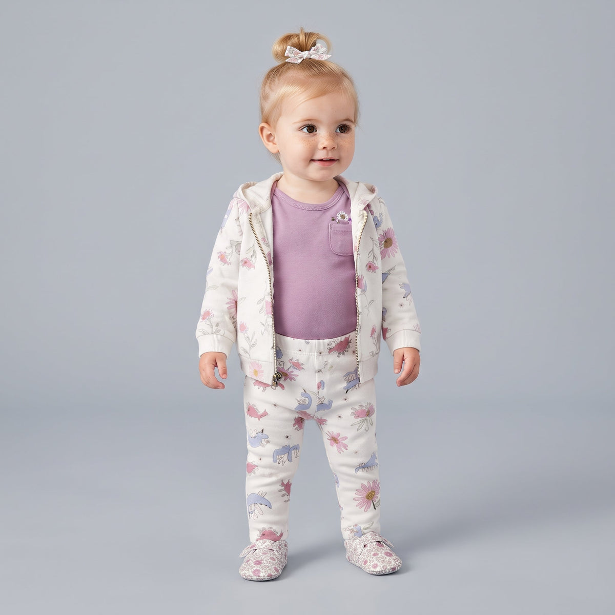 Niña pequeña vistiendo conjunto EmpiBy de 3 piezas con chaqueta y pantalón estampado floral y body malva