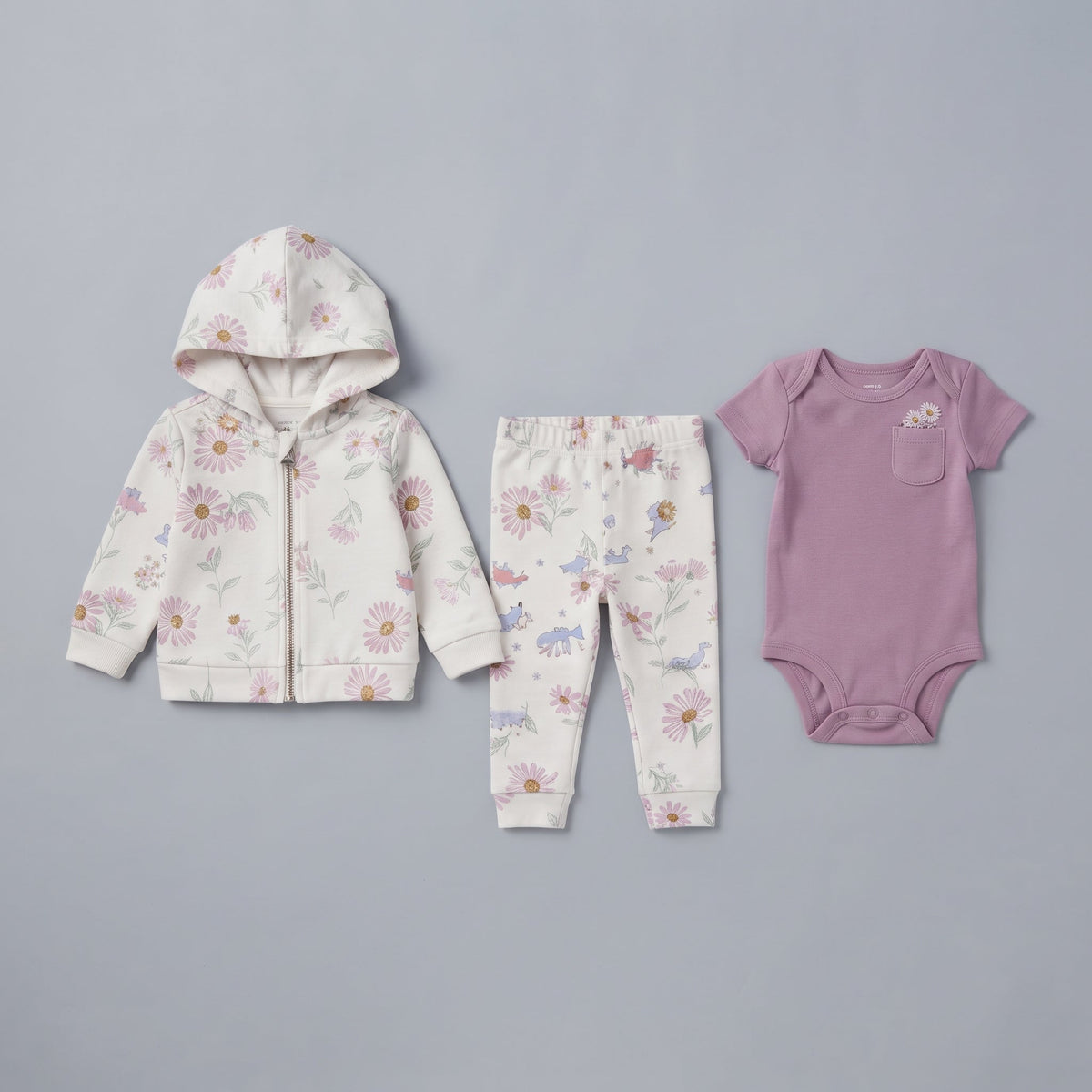 Conjunto EmpiBy de 3 piezas para bebé niña: chaqueta con capucha, pantalón floral y body malva con bolsillo bordado.