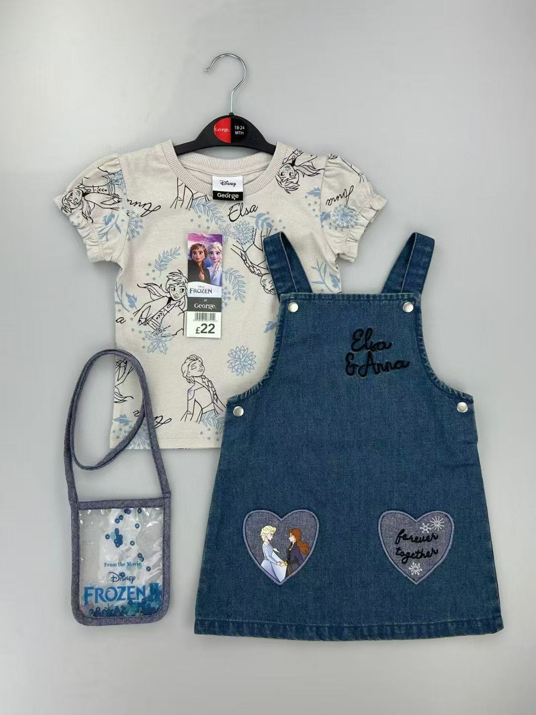 Conjunto EmpiBy de Frozen con camiseta estampada, vestido jardinera de mezclilla azul y bolso de lentejuelas.