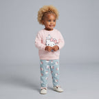 Niña pequeña con conjunto EmpiBy de suéter rosa de Hello Kitty y pantalón gris estampado, estilo cómodo y tierno.