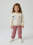 Conjunto EmpiBy de sudadera crema con estampado de Hello Kitty y pantalón rosa viejo con corazones para niña