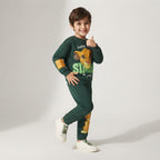 Niño vistiendo conjunto EmpiBy de El Rey León en verde oscuro con estampado de Simba y pantalón jogger a juego