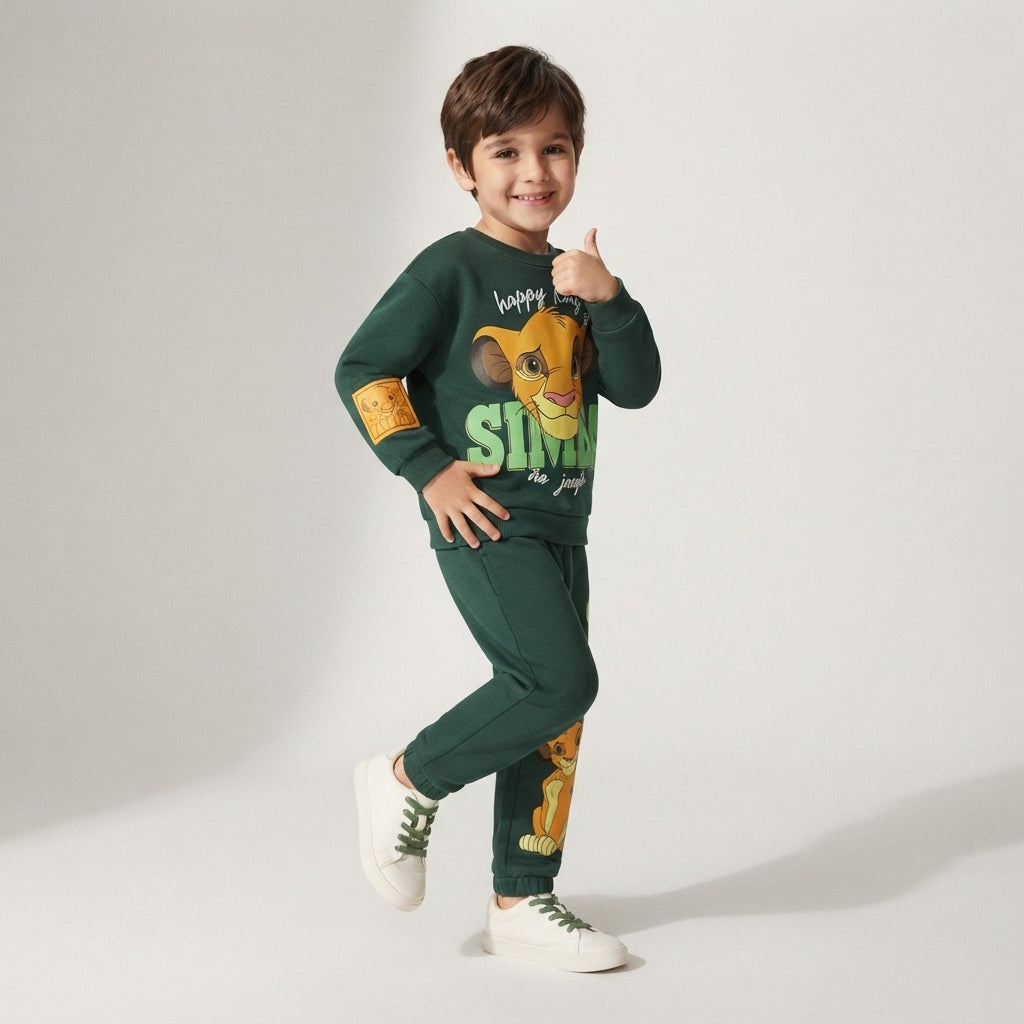 Niño vistiendo conjunto EmpiBy de El Rey León en verde oscuro con estampado de Simba y pantalón jogger a juego