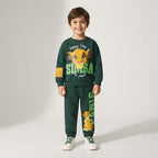 Niño vistiendo conjunto EmpiBy verde oscuro de El Rey León con estampado de Simba y pantalón jogger a juego