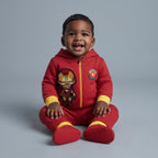 Bebé sonriente con conjunto EmpiBy de Iron Man en rojo y amarillo, sudadera con capucha y pantalón jogger suave