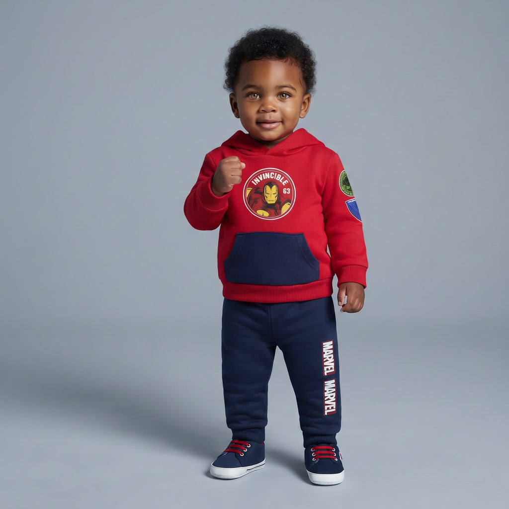 Bebé con conjunto EmpiBy de dos piezas de Iron Man, sudadera roja con capucha y pantalón jogger azul marino.