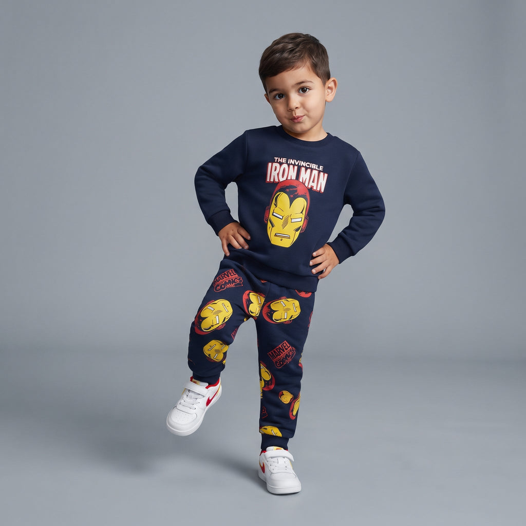 Conjunto EmpiBy de dos piezas azul marino con estampado de Iron Man para niño, incluye sudadera y pantalón jogger.