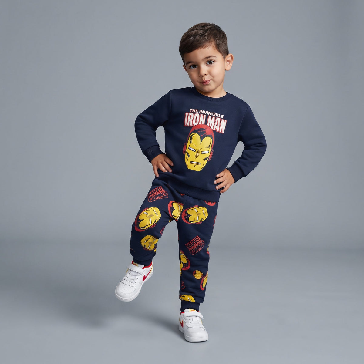 Conjunto EmpiBy de dos piezas azul marino con estampado de Iron Man para niño, incluye sudadera y pantalón jogger.
