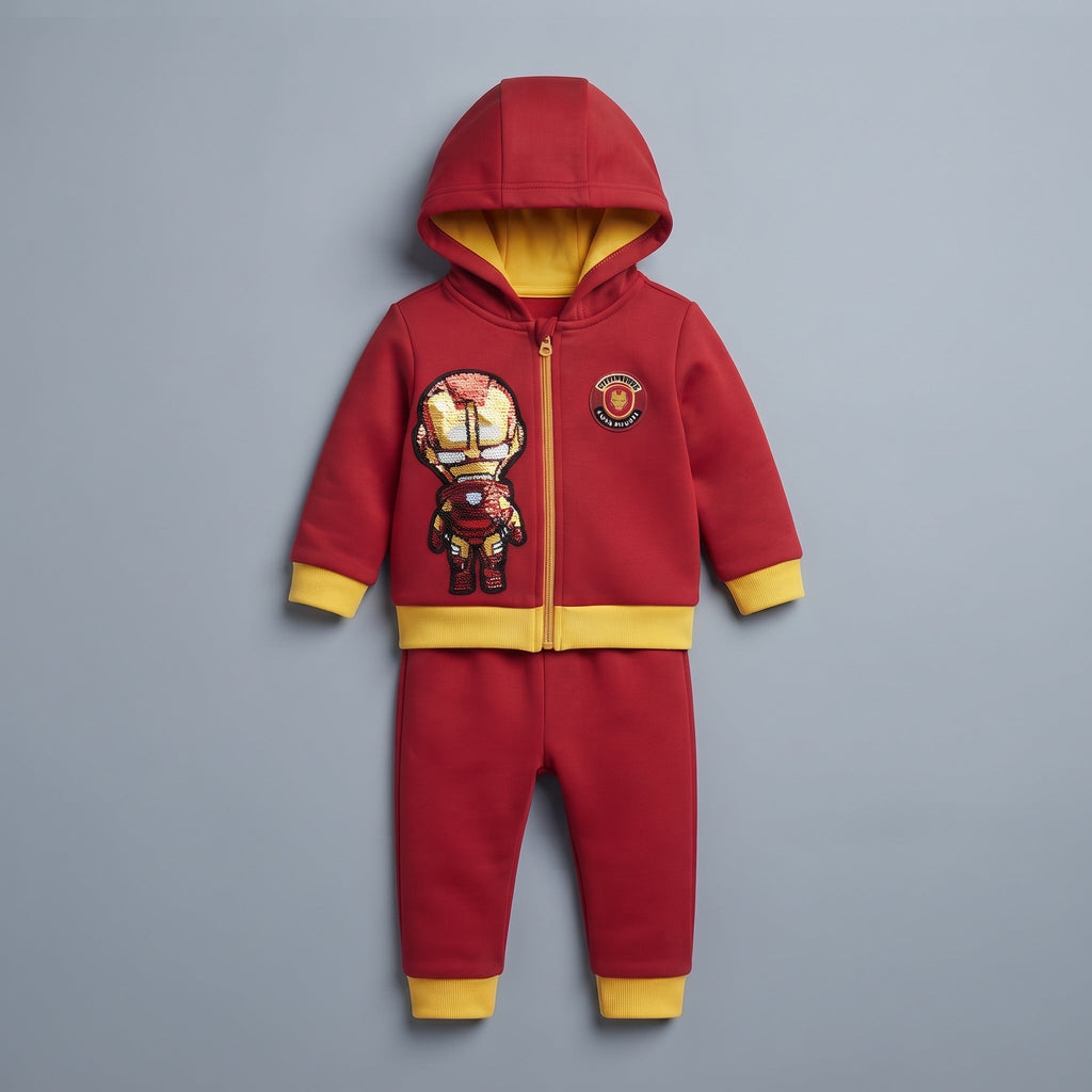 Conjunto EmpiBy de dos piezas para bebé, sudadera roja con capucha de Iron Man y pantalón jogger a juego con detalles amarillos.