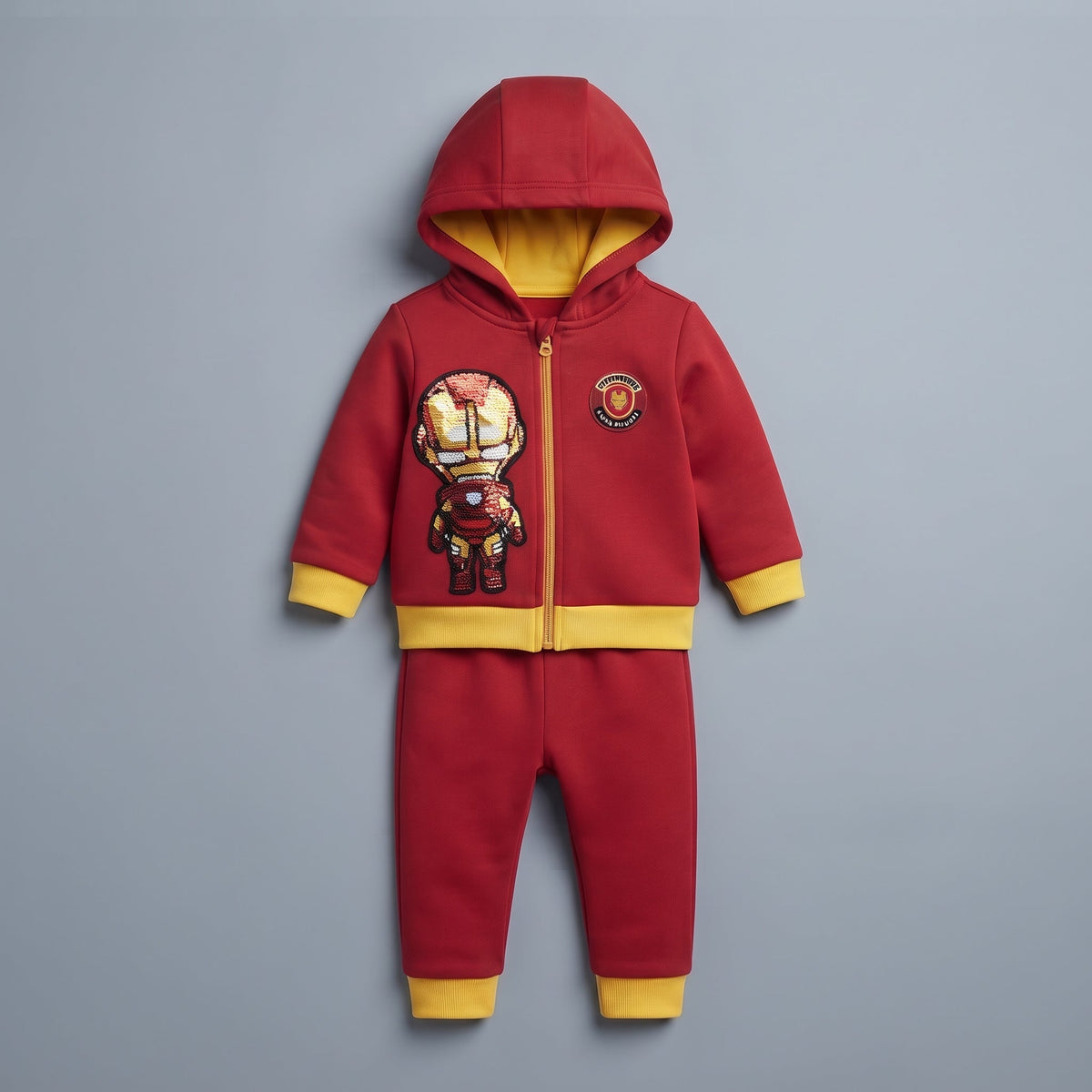 Conjunto EmpiBy de dos piezas para bebé, sudadera roja con capucha de Iron Man y pantalón jogger a juego con detalles amarillos.