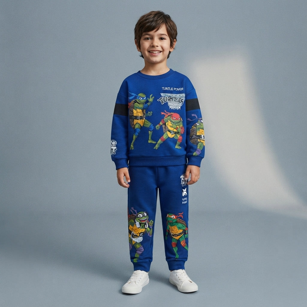 Niño vistiendo conjunto EmpiBy de sudadera y pantalón jogger azul con estampado de las Tortugas Ninja