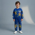 Niño vistiendo conjunto EmpiBy de sudadera y pantalón jogger azul con estampado de las Tortugas Ninja
