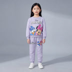 Niña vistiendo conjunto EmpiBy de dos piezas lila con estampado de Minnie Mouse y Pato Donald para uso diario