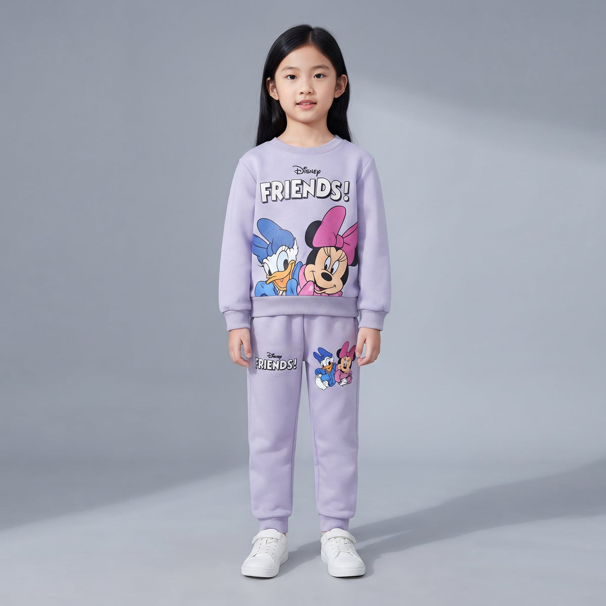 Niña vistiendo conjunto EmpiBy de dos piezas lila con estampado de Minnie Mouse y Pato Donald para uso diario