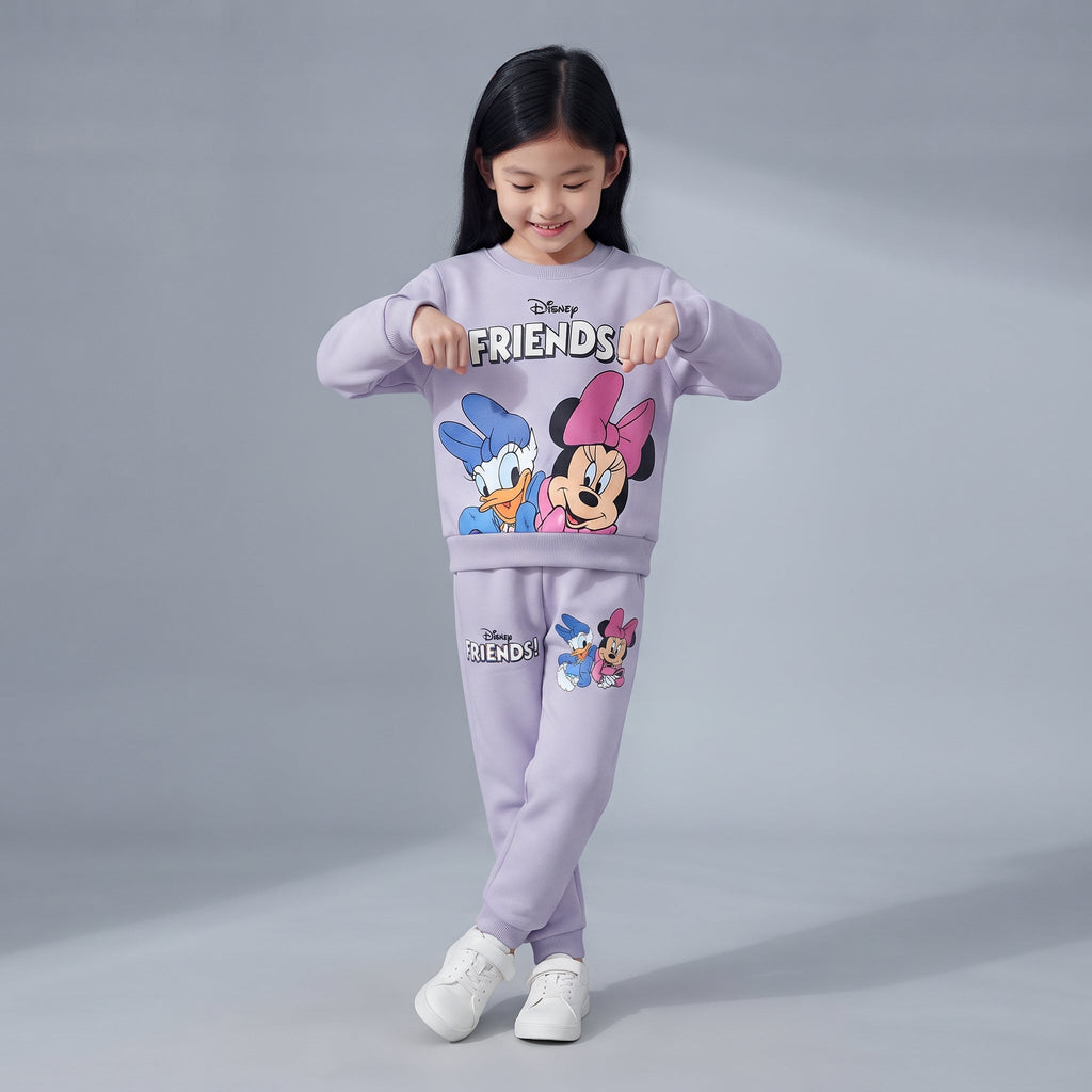 Niña vistiendo conjunto EmpiBy de dos piezas lila con estampado de Minnie Mouse y Pato Donald Friends