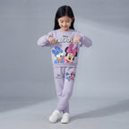 Niña vistiendo conjunto EmpiBy de dos piezas lila con estampado de Minnie Mouse y Pato Donald Friends