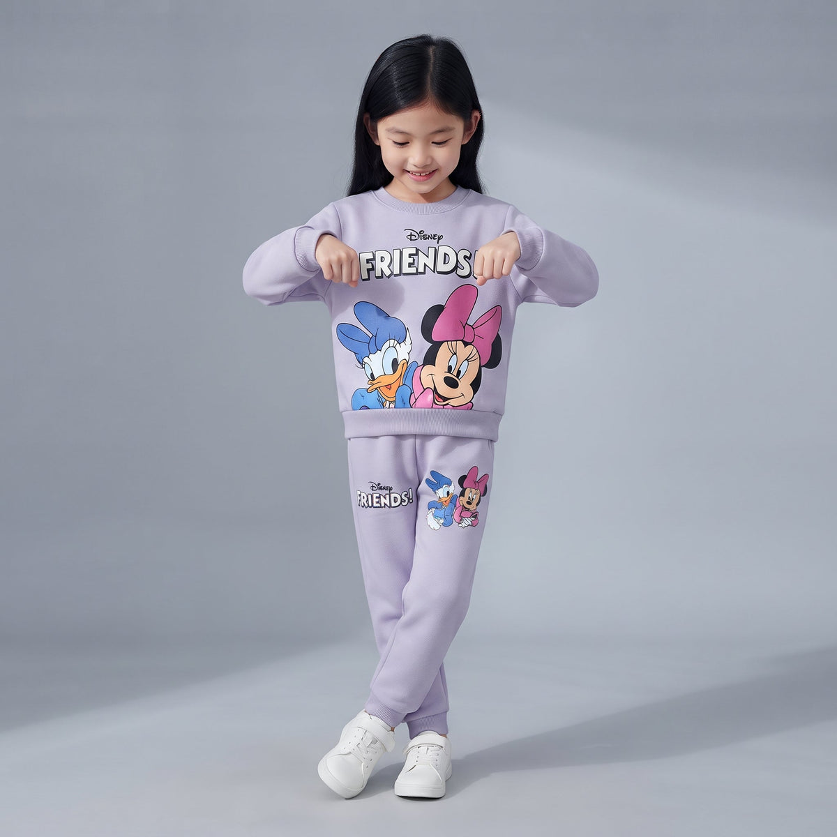 Niña vistiendo conjunto EmpiBy de dos piezas lila con estampado de Minnie Mouse y Pato Donald Friends