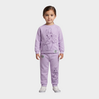 Niña vistiendo conjunto EmpiBy de dos piezas en color lila suave con estampado de Daisy Duck en sudadera y pantalón