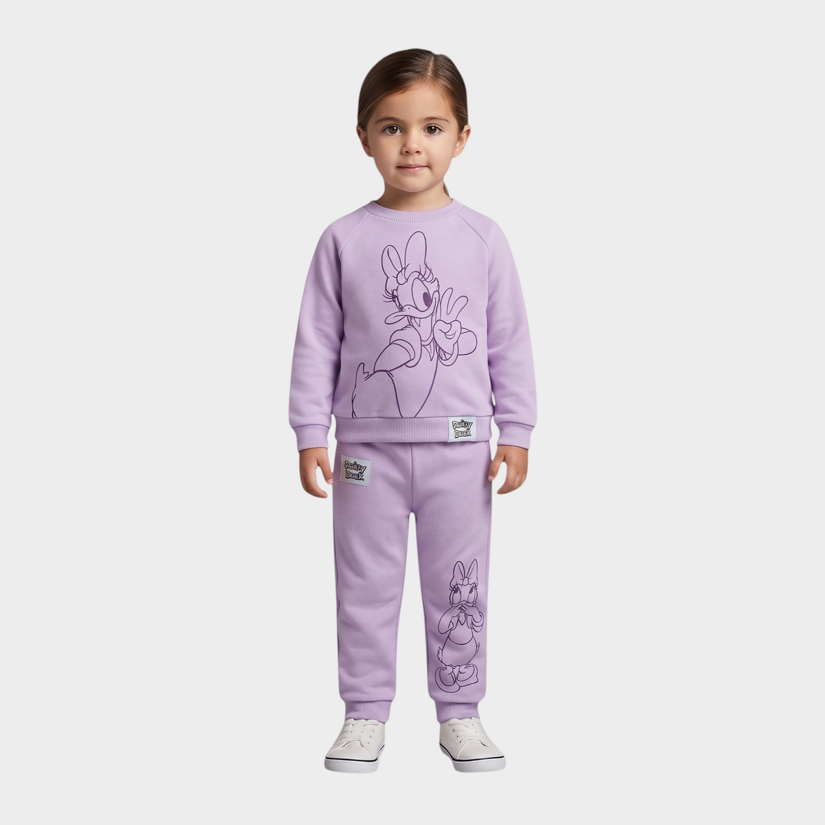 Niña vistiendo conjunto EmpiBy de dos piezas en color lila suave con estampado de Daisy Duck en sudadera y pantalón