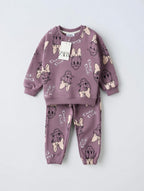 Conjunto EmpiBy de sudadera y pantalón malva con estampado de Daisy Duck para niña