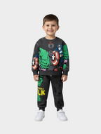 Niño vistiendo conjunto EmpiBy de sudadera y jogger gris oscuro con estampados de Hulk y Capitán América de Marvel