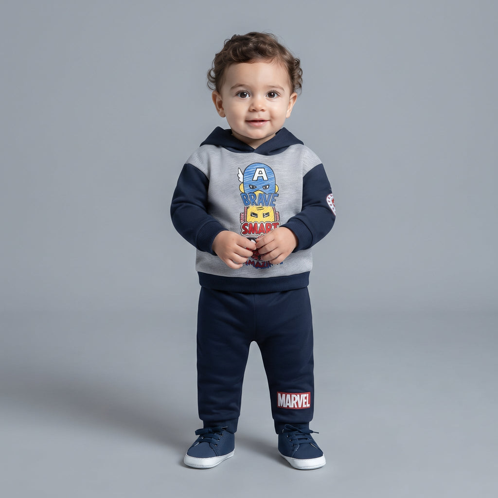 Bebé con conjunto EmpiBy de dos piezas Marvel, sudadera gris y azul con capucha y pantalón jogger azul marino