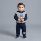 Bebé con conjunto EmpiBy de dos piezas Marvel, sudadera gris y azul con capucha y pantalón jogger azul marino