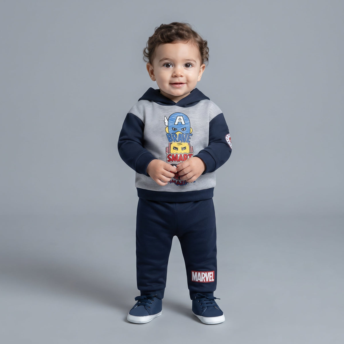 Bebé con conjunto EmpiBy de dos piezas Marvel, sudadera gris y azul con capucha y pantalón jogger azul marino