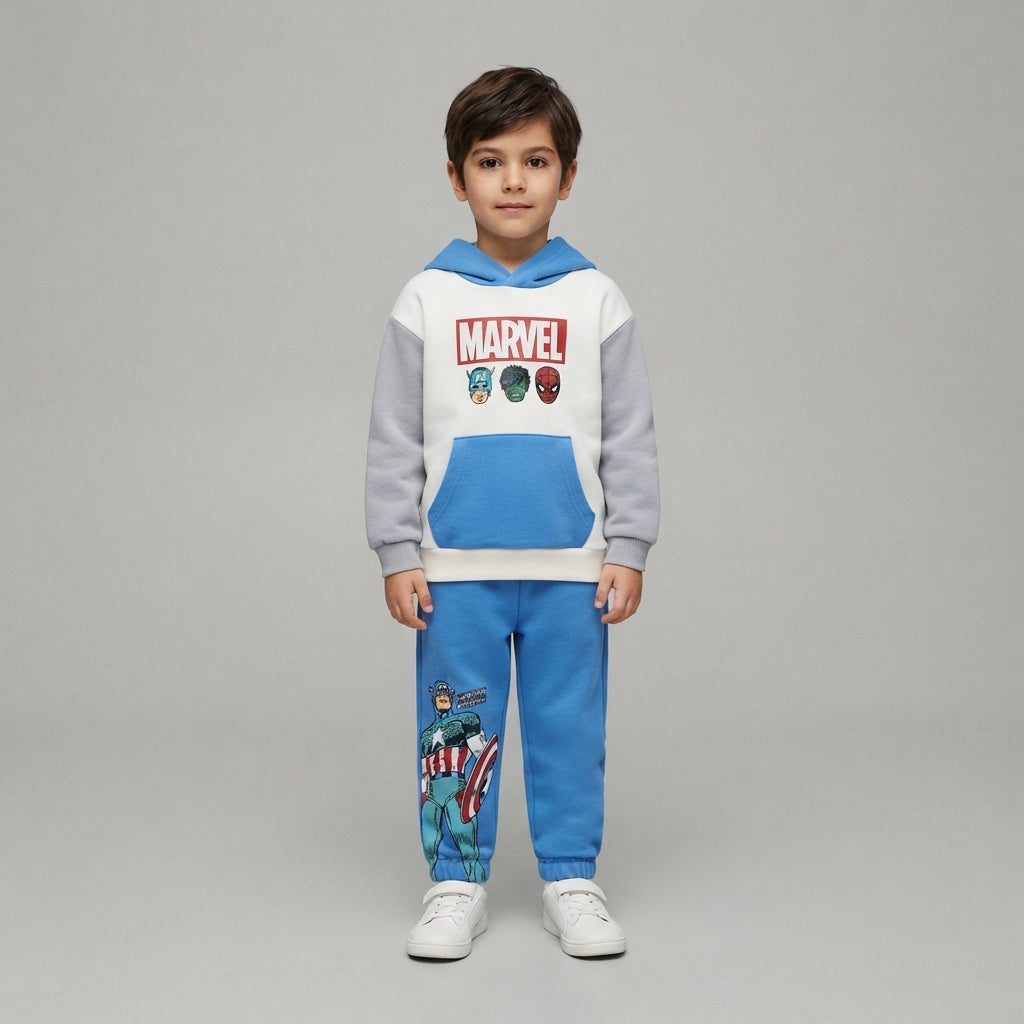 Niño vistiendo conjunto EmpiBy Marvel con sudadera color block blanca, azul y gris y pantalón a juego con estampado