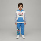 Niño vistiendo conjunto EmpiBy Marvel con sudadera color block blanca, azul y gris y pantalón a juego con estampado