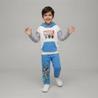 Niño sonriente vistiendo conjunto EmpiBy Marvel con sudadera color block blanca, azul y gris y pantalón a juego