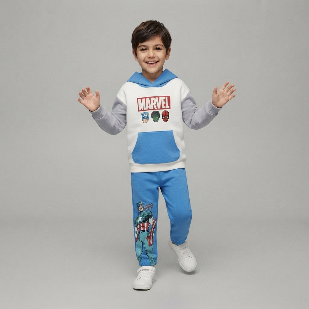 Niño sonriente vistiendo conjunto EmpiBy Marvel con sudadera color block blanca, azul y gris y pantalón a juego
