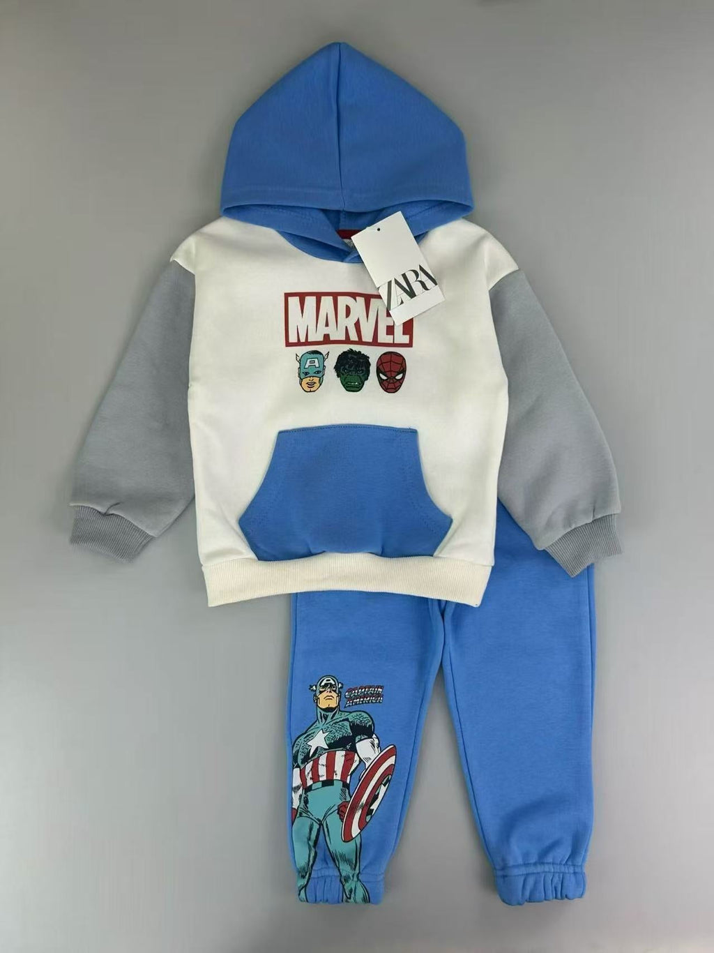 Conjunto EmpiBy Marvel para niño con sudadera color block blanco, azul y gris y pantalón con estampado de superhéroe