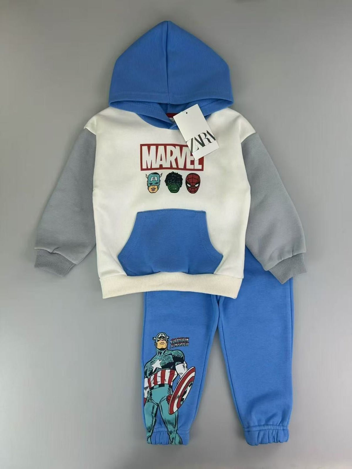 Conjunto EmpiBy Marvel para niño con sudadera color block blanco, azul y gris y pantalón con estampado de superhéroe