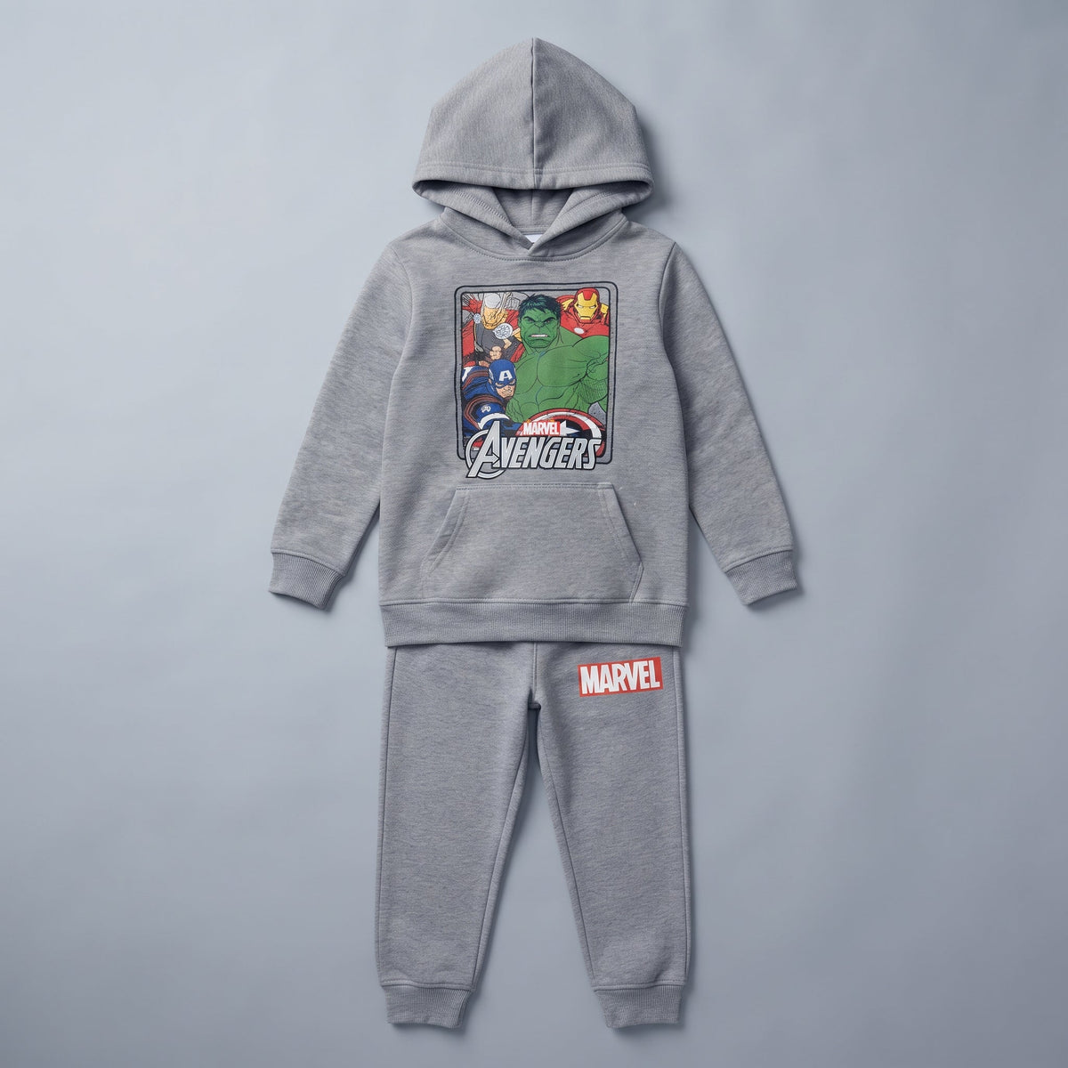 Conjunto EmpiBy de dos piezas para niño en gris jaspeado con estampado de los Avengers y logo de Marvel