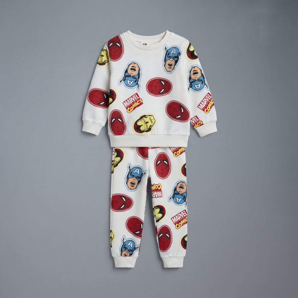 Conjunto de dos piezas EmpiBy para niño con estampado de personajes Marvel sobre fondo blanco, sudadera y jogger