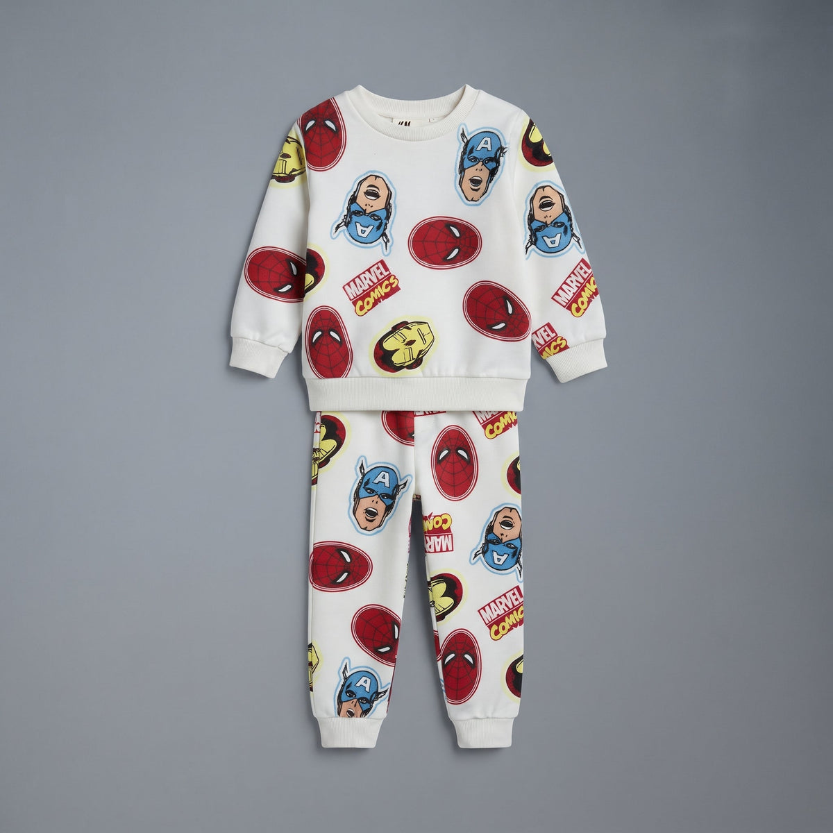 Conjunto de dos piezas EmpiBy para niño con estampado de personajes Marvel sobre fondo blanco, sudadera y jogger