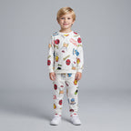Niño vistiendo conjunto EmpiBy de dos piezas color marfil con estampado de superhéroes de Marvel y joggers cómodos.