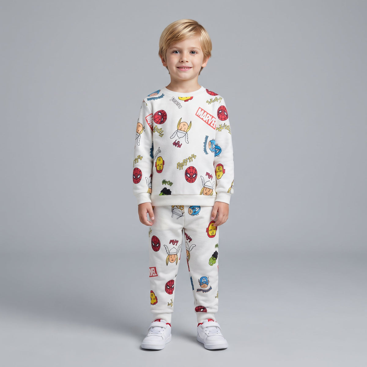 Niño vistiendo conjunto EmpiBy de dos piezas color marfil con estampado de superhéroes de Marvel y joggers cómodos.