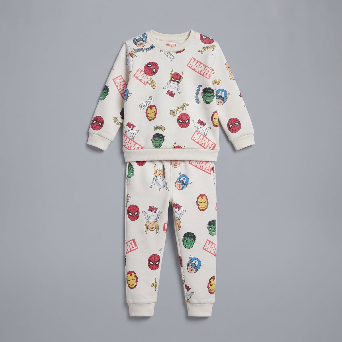 Conjunto de dos piezas EmpiBy para niño con estampado de superhéroes Marvel en sudadera marfil y pantalón jogger