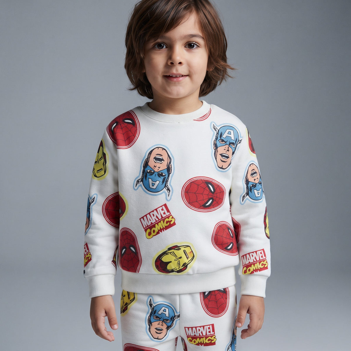 Conjunto EmpiBy de dos piezas para niño con estampado de personajes Marvel sobre fondo blanco y corte cómodo