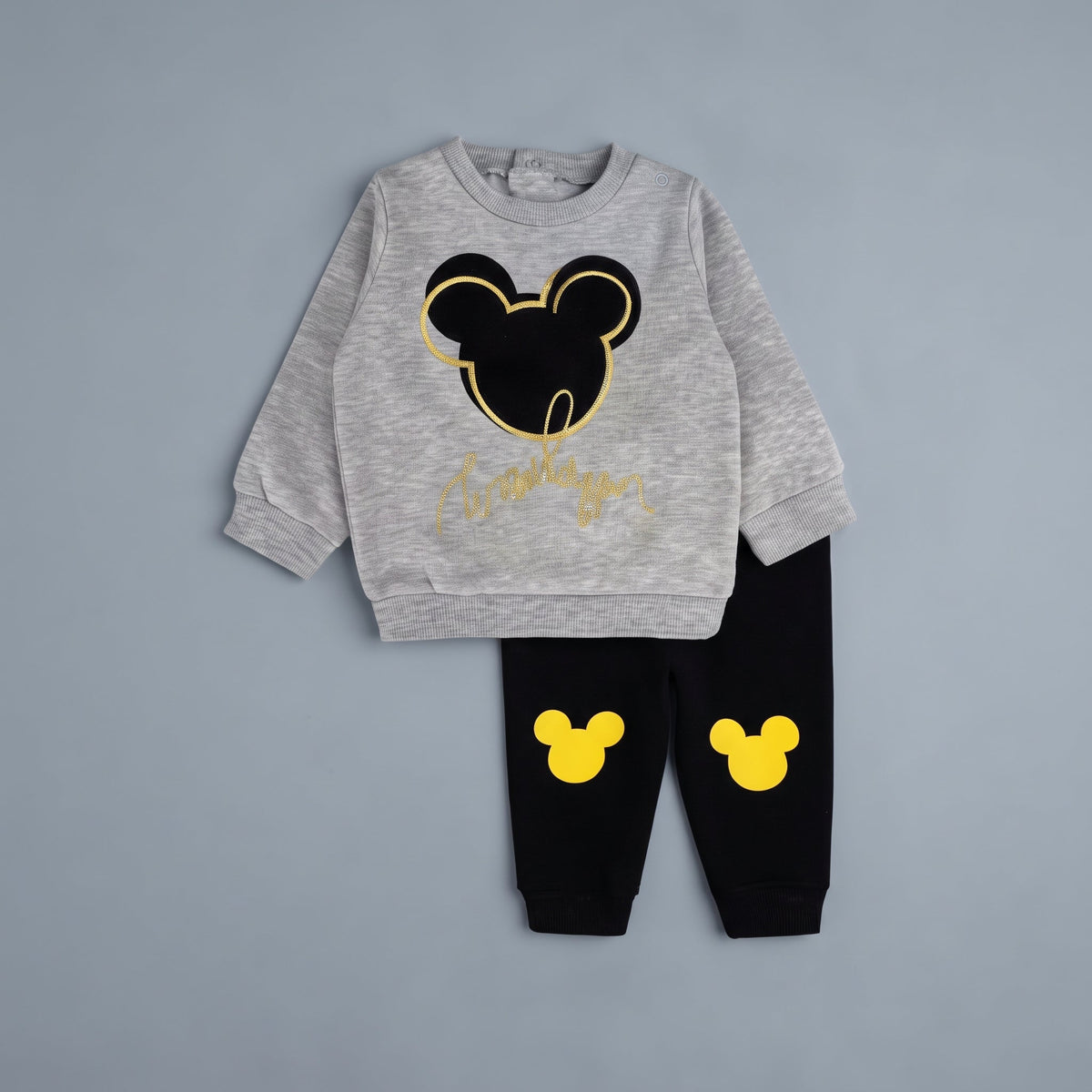 Conjunto EmpiBy de dos piezas para bebé con sudadera gris de Mickey Mouse y pantalón jogger negro con detalles