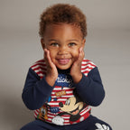 Bebé sonriente con conjunto EmpiBy de sudadera a rayas rojas y blancas con Mickey Mouse y pantalón jogger azul marino